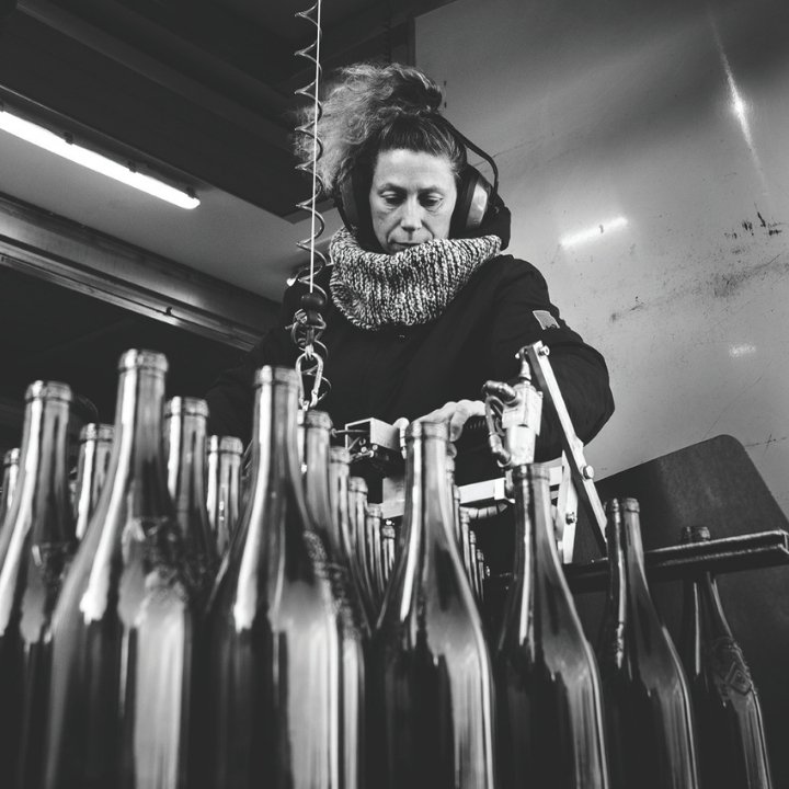 Ligne d’embouteillage des vins chez Caudeval Conditionnement à Malras