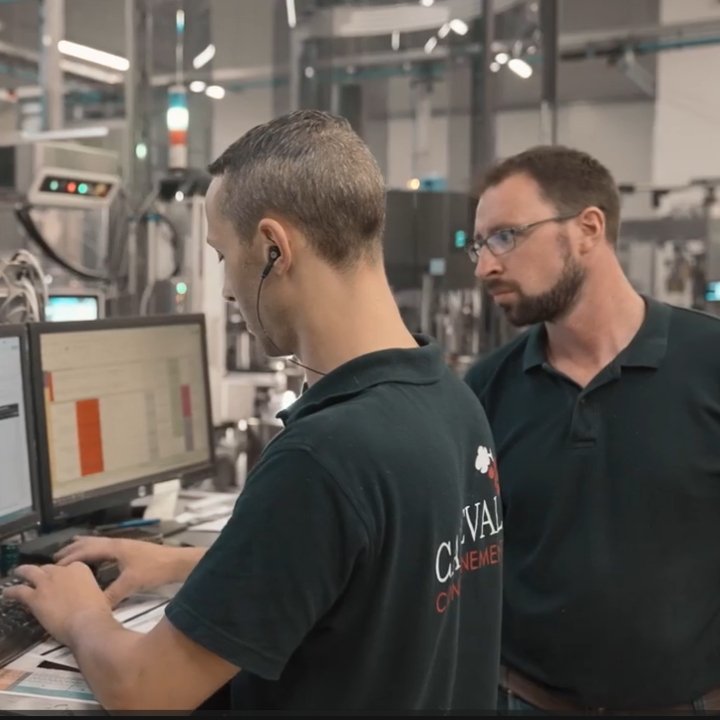 Contrôle qualité des bouteilles chez Caudeval Conditionnement